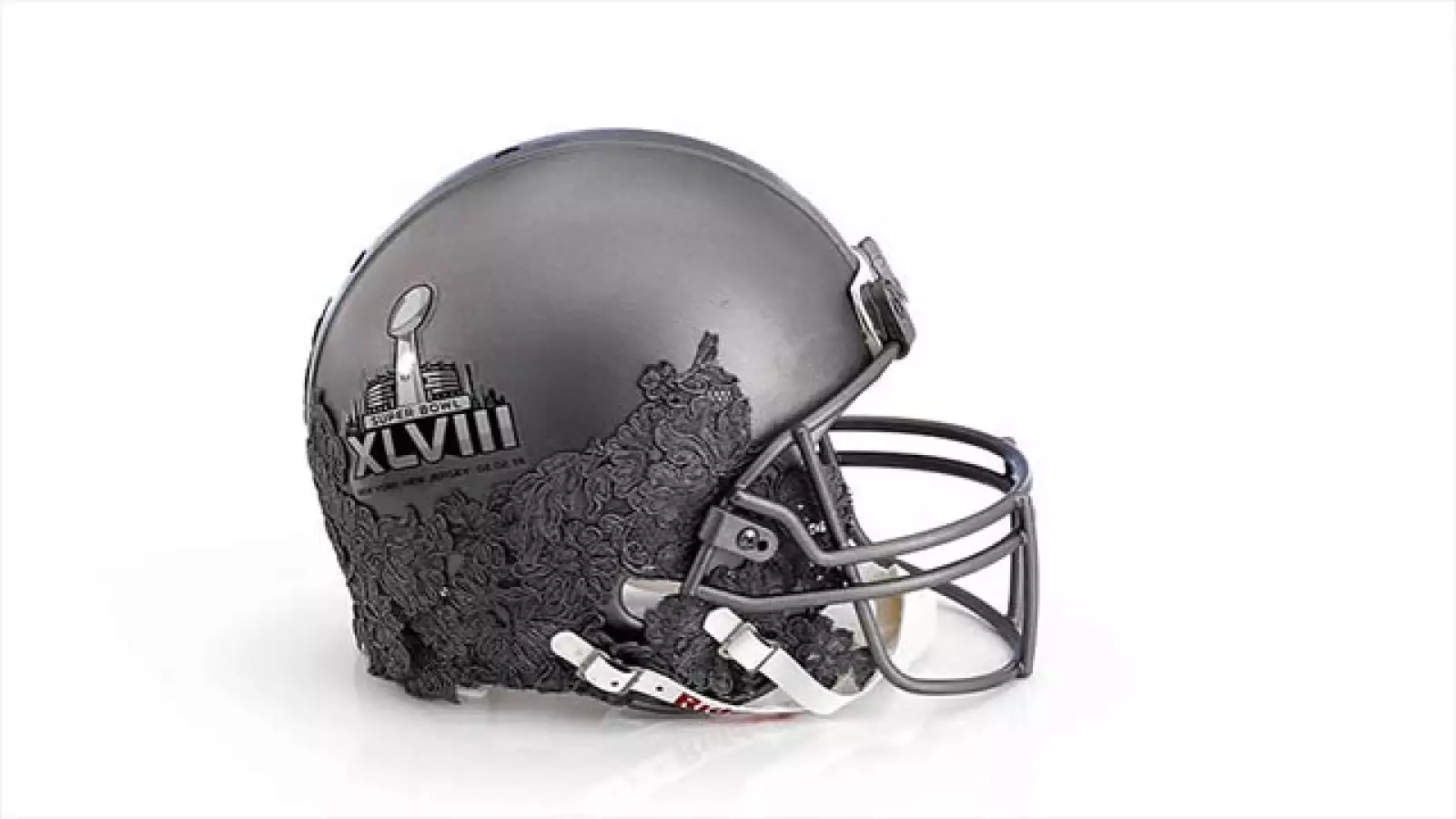 Monique Lhuillier, quien se caracteriza por su especialidad en creación de vestidos de novia, su diseño representa este estilo con un fondo gris con una aplicación de encaje.