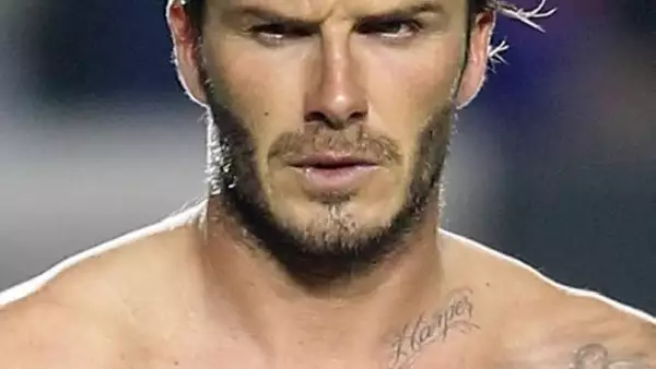 El hijo de 10 años de David y Victoria Beckham presumió esta semana el tattoo que tiene en el cuello, idéntico al que el futbolista se hizo cuando nació su hija Harper.