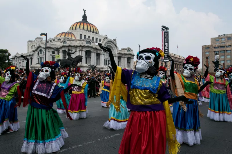 Desfile de Catrinas frente a Bellas Artes por el Día de Muertos en CDMX. 