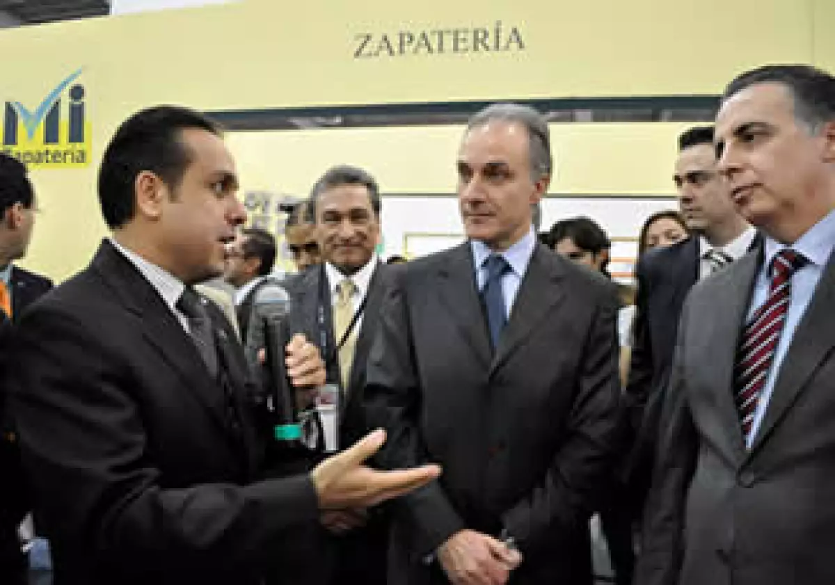 Armando Martín Dueñas, presidente de la Ciceg, recibió en el stand de Mi Zapatería al subsecretario de la Pyme, Miguel Marón Manzur y al titular de Economía, Bruno Ferrari, durante la inauguración de la Semana Pyme Bicentenario. (Foto: Cortesía Ciceg)