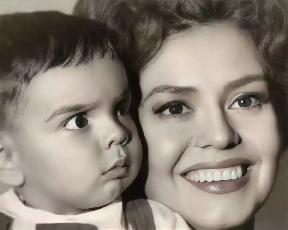 Eugenio-Derbez-bebé-junto-a-Silvia-Derbez.jpg