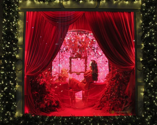 02-sacks-holiday-windows-2018