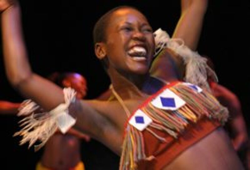 African Footprint transmite la cultura del continente africano a través de tambores, jambés y saxofón.