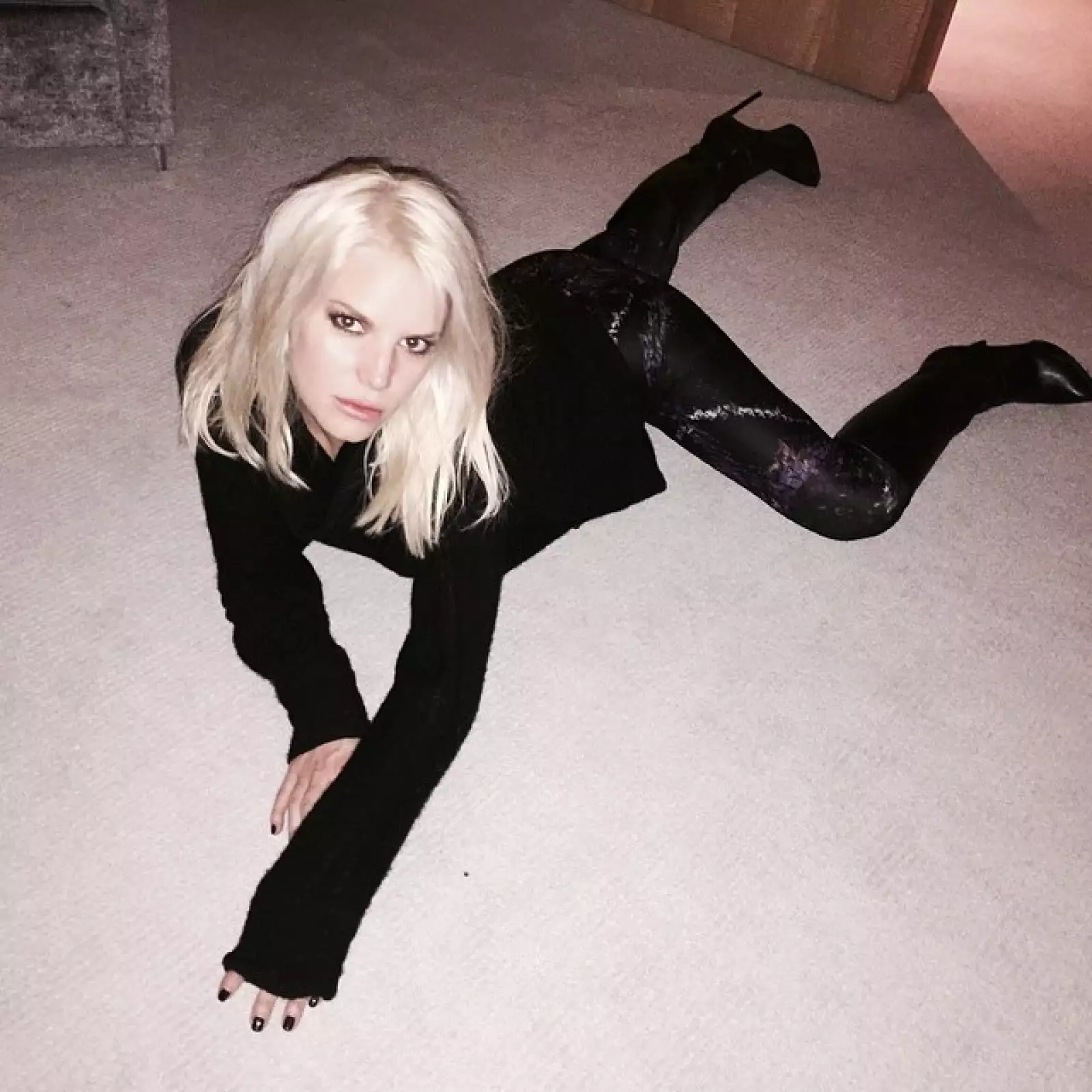 Jessica Simpson y su look total black y total covered.