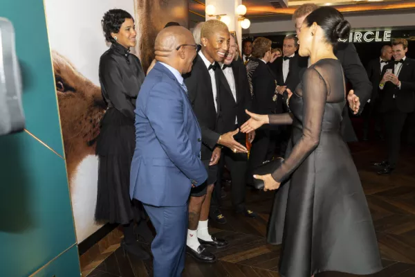 Meghan Markle y Pharrell Williams