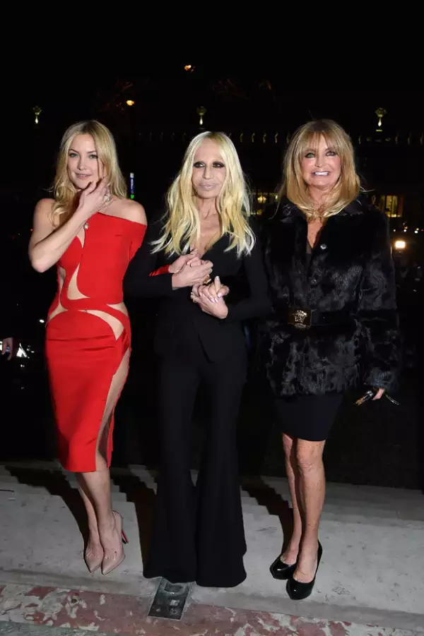 Kate Hudson y su mamá Goldie Hawn entraron al desfile de la mano de Donatella Versace.
