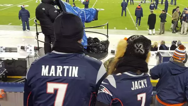 La pareja de esposos dejó en claro que las carreras no es el único deporte que los apasiona, y que el frío tampoco es impedimento para disfrutar de un partido de americano.