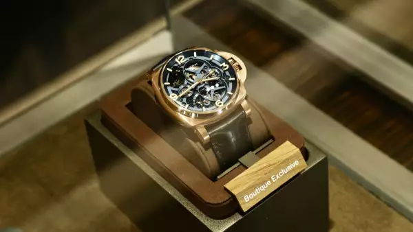 Foto de un reloj de alta gama expuesto en una vitrina.