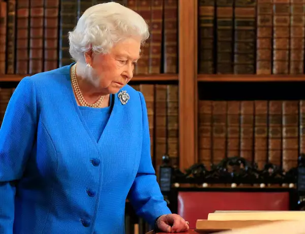La reina Isabel II en la biblioteca del castillo de Windsor