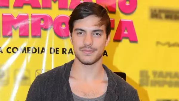 Como buen “hijo de tigre”, el joven actor se prepara para probarse como el protagonista de una comedia romántica en la que interpreta a un galán que termina enamorado de Ximena Ayala.