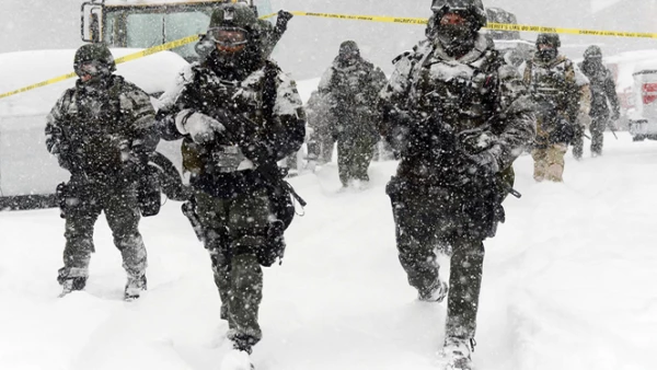 Se prevé que la tormenta afecte este viernes y sábado el noreste de Estados Unidos. Un equipo SWAT camina en la nieve.