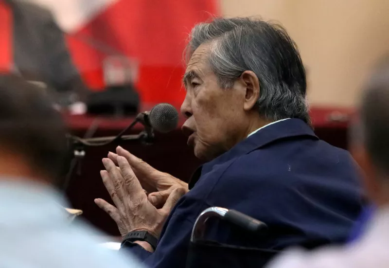 El expresidente del Perú, Alberto Fujimori, asiste a un juicio como testigo en la base naval de Callao, Perú, el 15 de marzo de 2018. Foto tomada a través de una ventana.