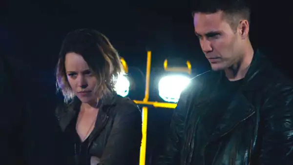 De los chick flicks, Rachel pasó a las aventuras policiacas, ahora al lado de un hottie, Taylor Kitsch