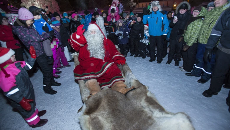 En Finlandia, Santa Clos se prepara para emprender el viaje por todo el mundo en su trineo.