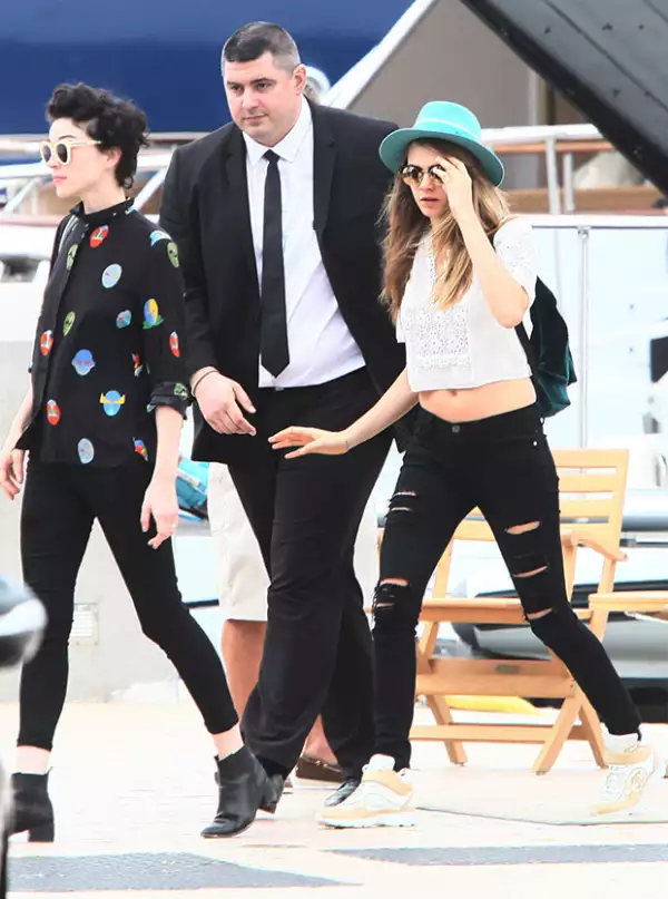 Ambas llegaron muy relajadas en atuendos casuales.