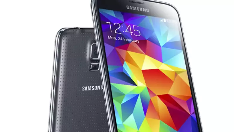 El celular pesa 145 gramos, y sus medidas son 14.2 centímetros de largo, por 7.2 de ancho y 0.8 de grosor.