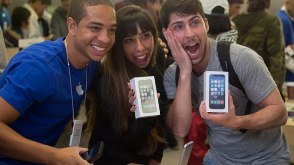 Ésta es la primera ocasión en que la firma de la manzana lanza dos iPhones al mismo tiempo: el 5S, de gama alta y el más caro hasta ahora, y el 5C, de bajo costo.