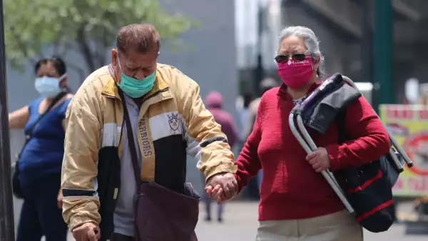 pareja de adultos mayores que pueden solicitar pensión alimenticia a sus hijos