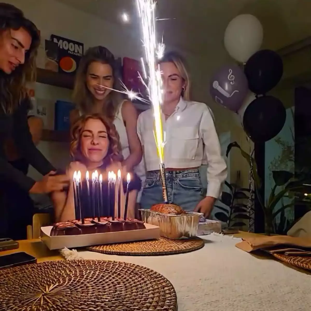 Regina Murguía celebra por adelantado su cumpleaños 40 rodeada de sus amigas