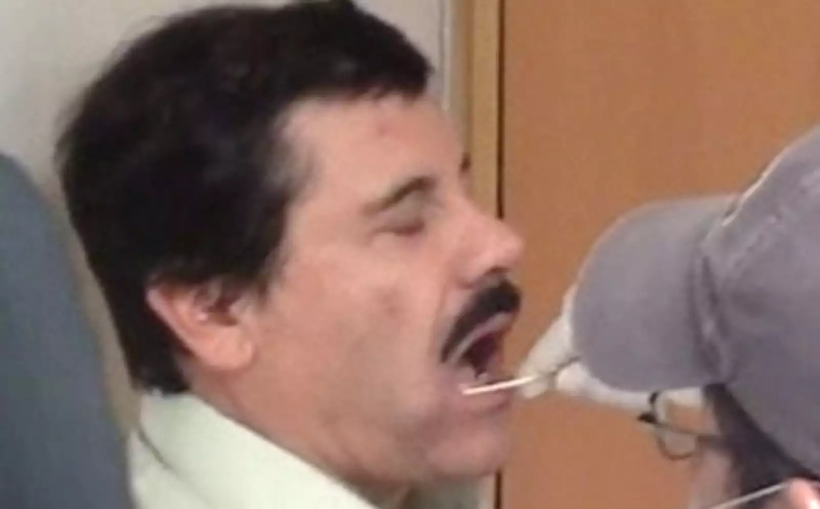 Los especialistas  realizaron primero un aspado (raspado) bucal a El Chapo con el fin de extraer una muestra de su ADN, para compararla con el ADN  de  algunos de sus familiares a los que también se les realizó dicha prueba.