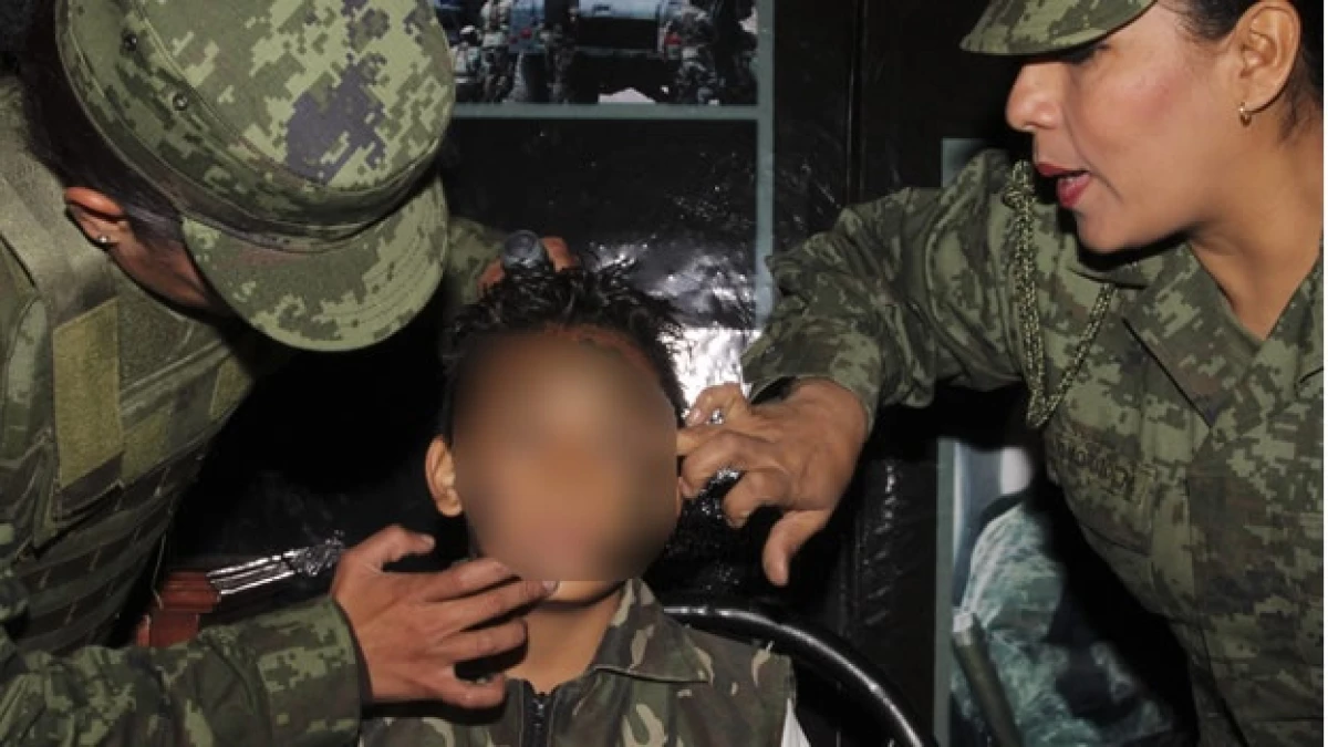 Niño convive con soldados sedena