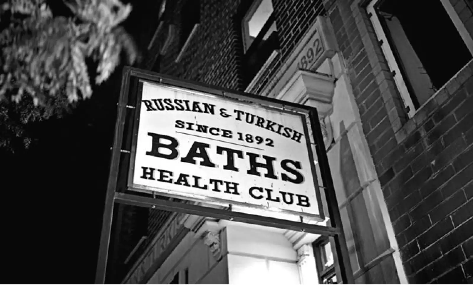Uno de los locales más antiguos de la zona es el club de baños Russian & Turkish Baths creado desde 1892.