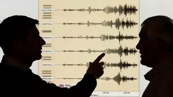 Sismólogos del British Geological Survey señalan el momento exacto en que el terremoto se registró.