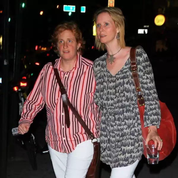 La actriz de `Sex and The City´, Cynthia Nixon, y Christine Marinoni son pareja desde 2003 cuando Cynthia se divorció del papá de sus hijos: Samantha y Charles. Al parecer piensas casarse pronto.