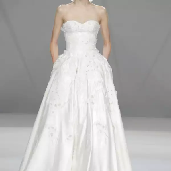 Vestido strapless de satén con falda corte campana.