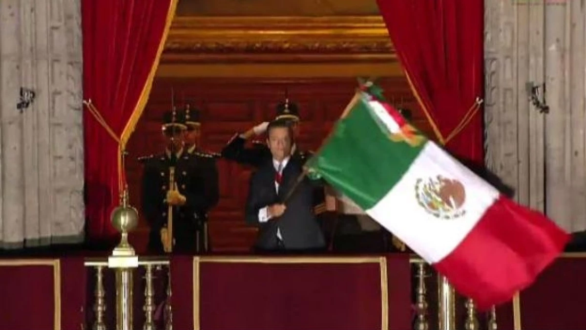 El presidente mexicano ondea la bandera luego de dar el tradicional Grito de Independencia