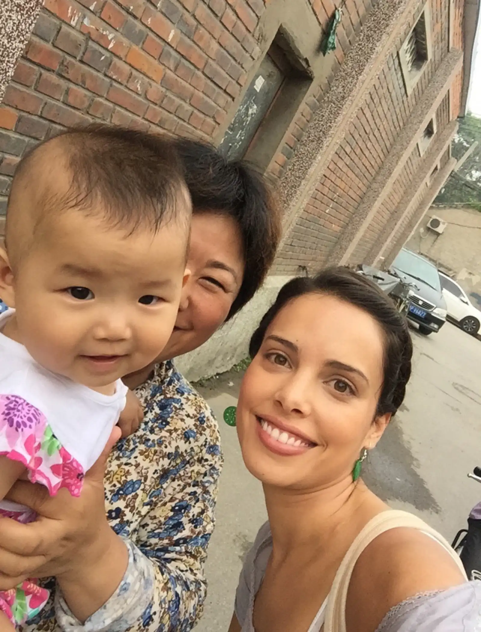 La guapa actriz encontró a la bebé más tierno de China.