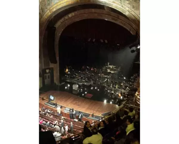 Algunos de los invitados compartieron fotos en Twitter en el interior del teatro, minutos antes de que iniciara el concierto.