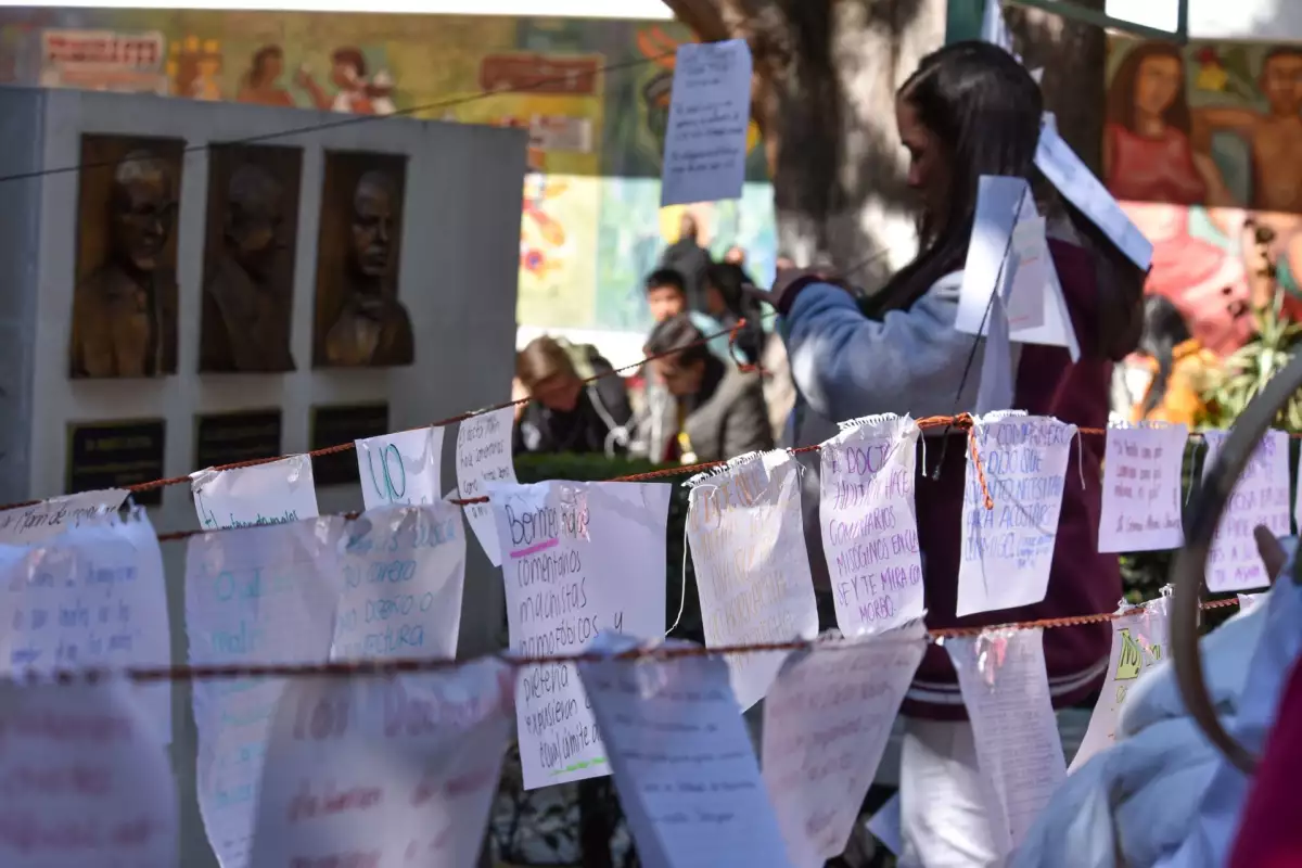 Estudiantes de la Facultad de Medicina de la UAEM instalaron un tendedero de denuncias por acoso y hostigamiento.