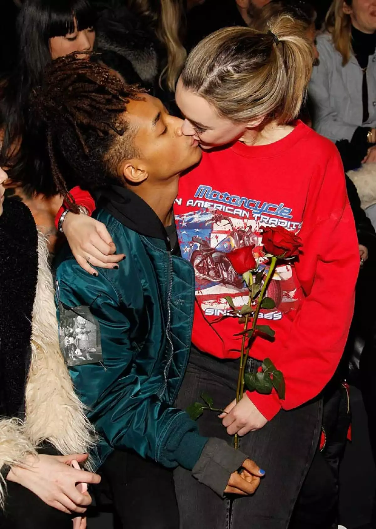 En honor a San Valentín, el hijo de Will Smith y su novia, Sarah Snyder, demostraron que nada más romántico para ellos como demostrarse efusivamente su amor en pleno front row.