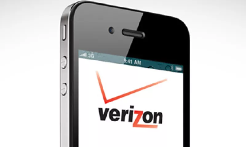 La rivalidad entre AT&T y Verizon no se restringe al iPhone, aunque la primera activó más equipos de Apple en el Q2 2011. (Foto: Cortesía CNNMoney)