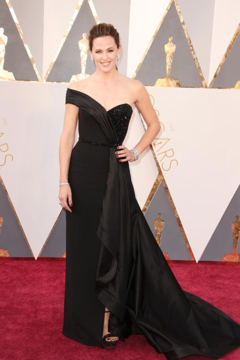 La actriz posó para las cámaras con un vestido negro one-shoulder.