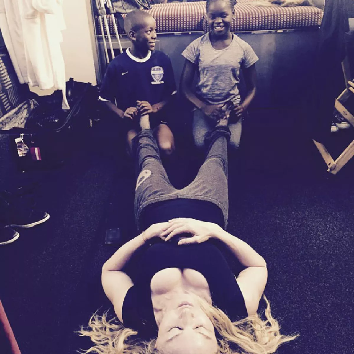 Por esta fotografía, Madonna fue criticada fuertemente e incluso se le acusó de racista.