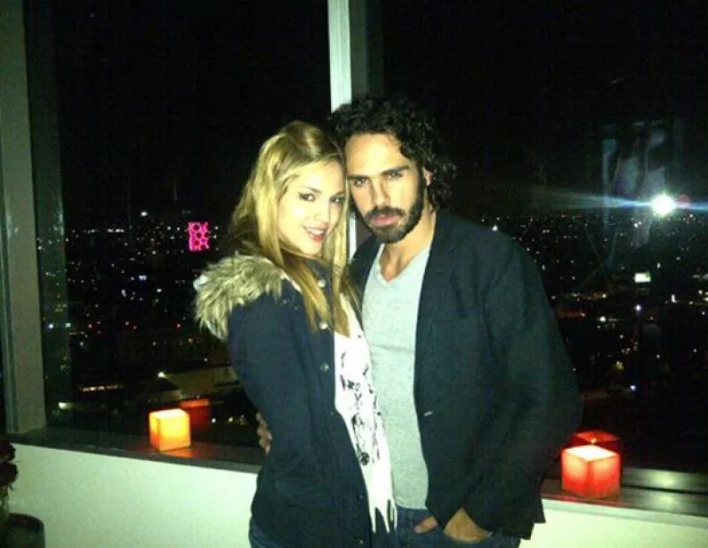 La pareja fue captada dándose un romántico beso durante la presentación de la telenovela de Televisa "Amores verdaderos".