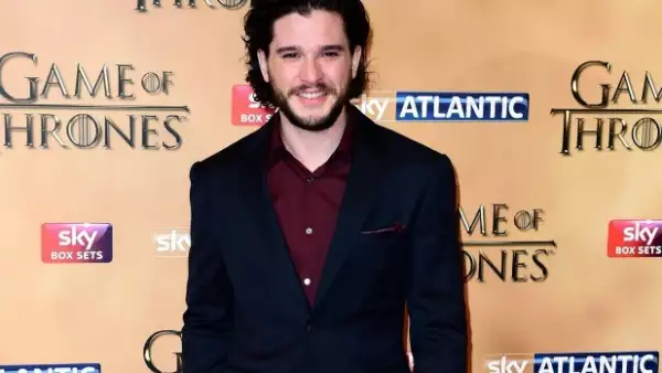 Kit Harington muestra su lado más ansioso y se nota súper nervioso en el red carpet de la quinta temporada de GoT en Londres.
