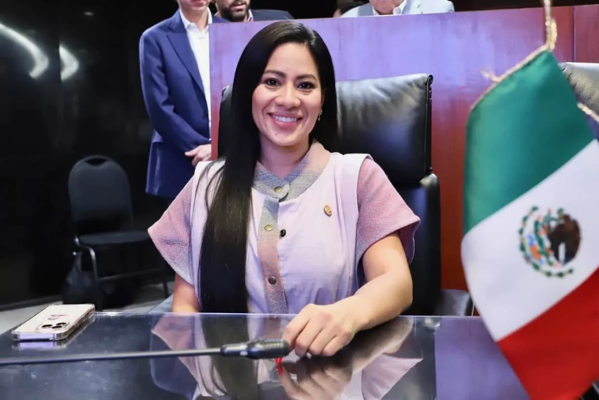 Ana-Karen-Hernández-Aceves-senadora-viaje-extranjero