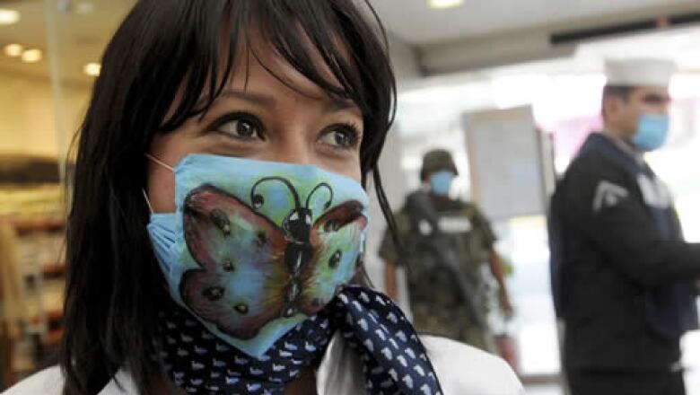 Debido al brote de gripe porcina, los tapabocas se han vuelto parte del atuendo en la Ciudad de México.