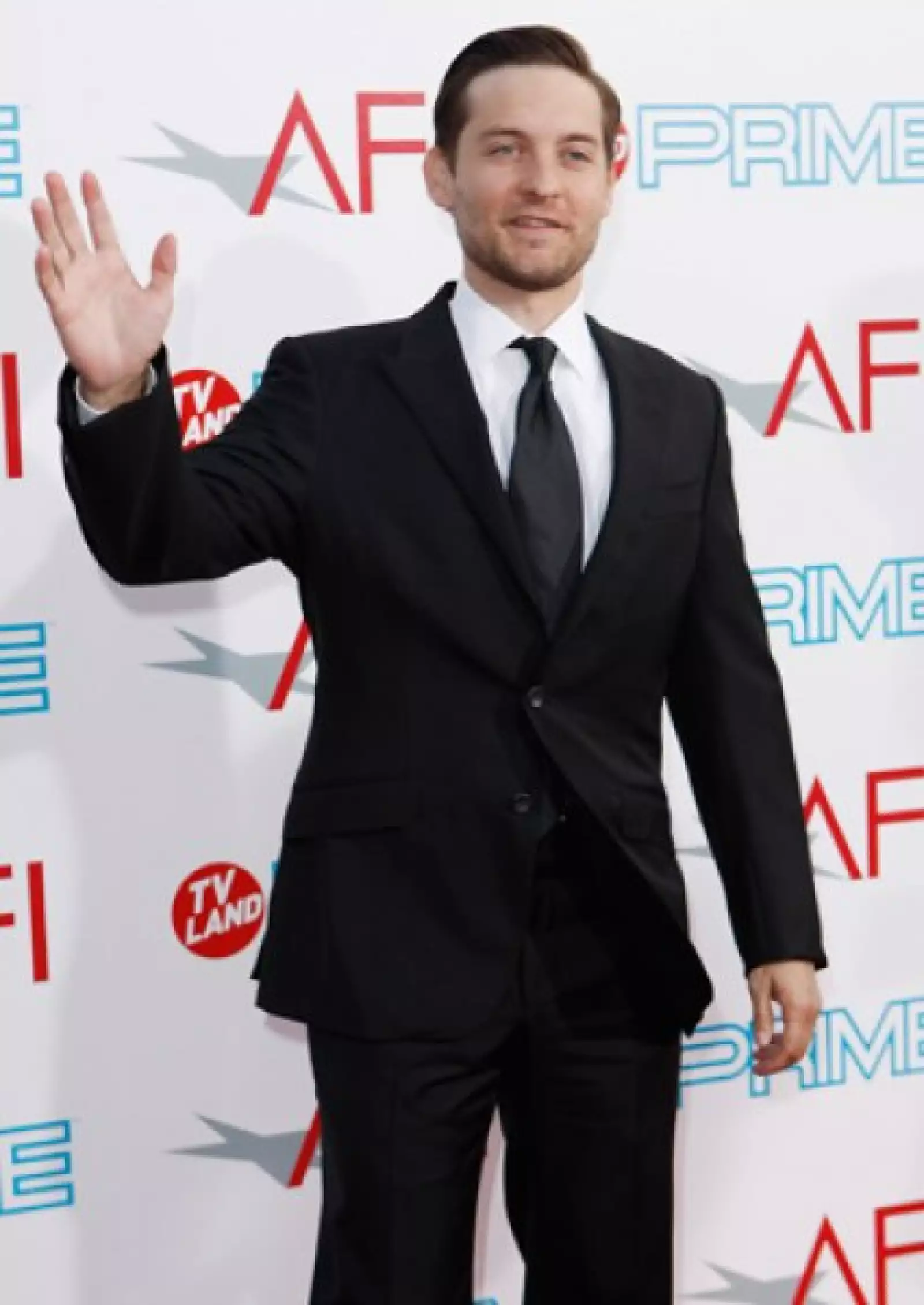 Muy bien peinado y arreglado llegó Tobey Maguire.