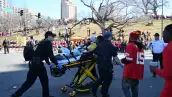 Una persona lesionada es ayudada por los socorristas cerca del desfile de la victoria del Super Bowl LVIII de los Kansas City Chiefs el 14 de febrero de 2024, en Kansas City, Missouri. Según se informa, se dispararon disparos durante el desfile, según la policía.