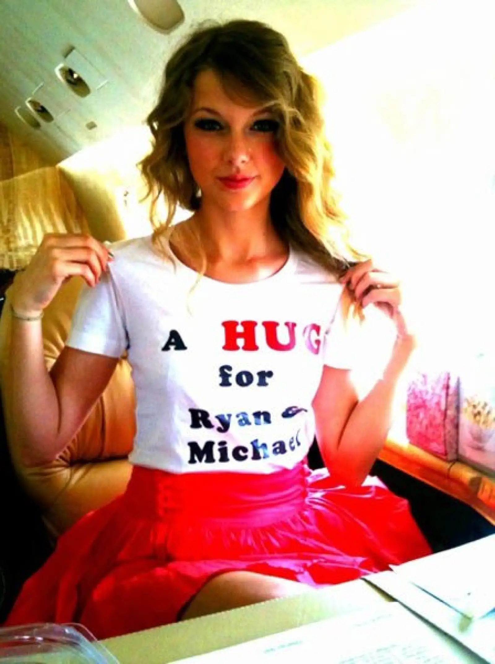 Taylor Swift subió esta foto con un mensaje en su camiseta.