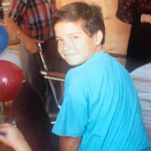 Este guapísimo niño es Poncho Herrera, quien recientemente confirmó que espera un hijo.