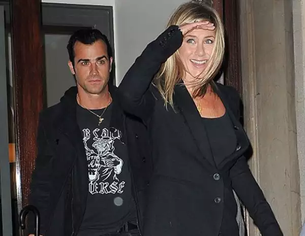 Jennifer Aniston fue captada por los paparazzi saliendo de un departamento en Manhattan donde presenció el lanzamiento de una línea de ropa.Ella estaba acompañada por su novio Justin Theroux.