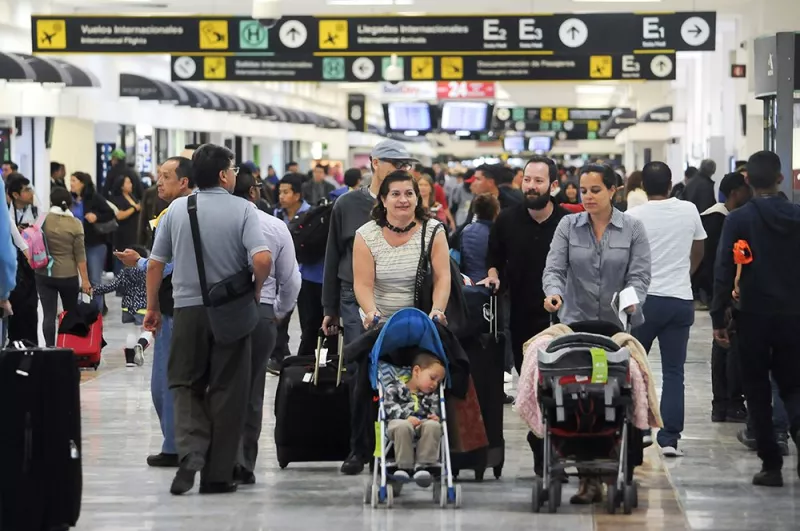 familia con niños en el aeropuerto de méxico 