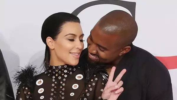 Kim y Kanye lucieron sonrientes y muy cariñosos en la alfombra roja de la premiación.