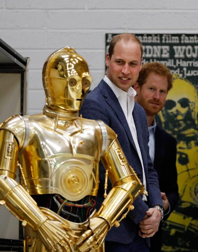 Harry y William se tomaron tiempo para convivir con los personajes de Star Wars.