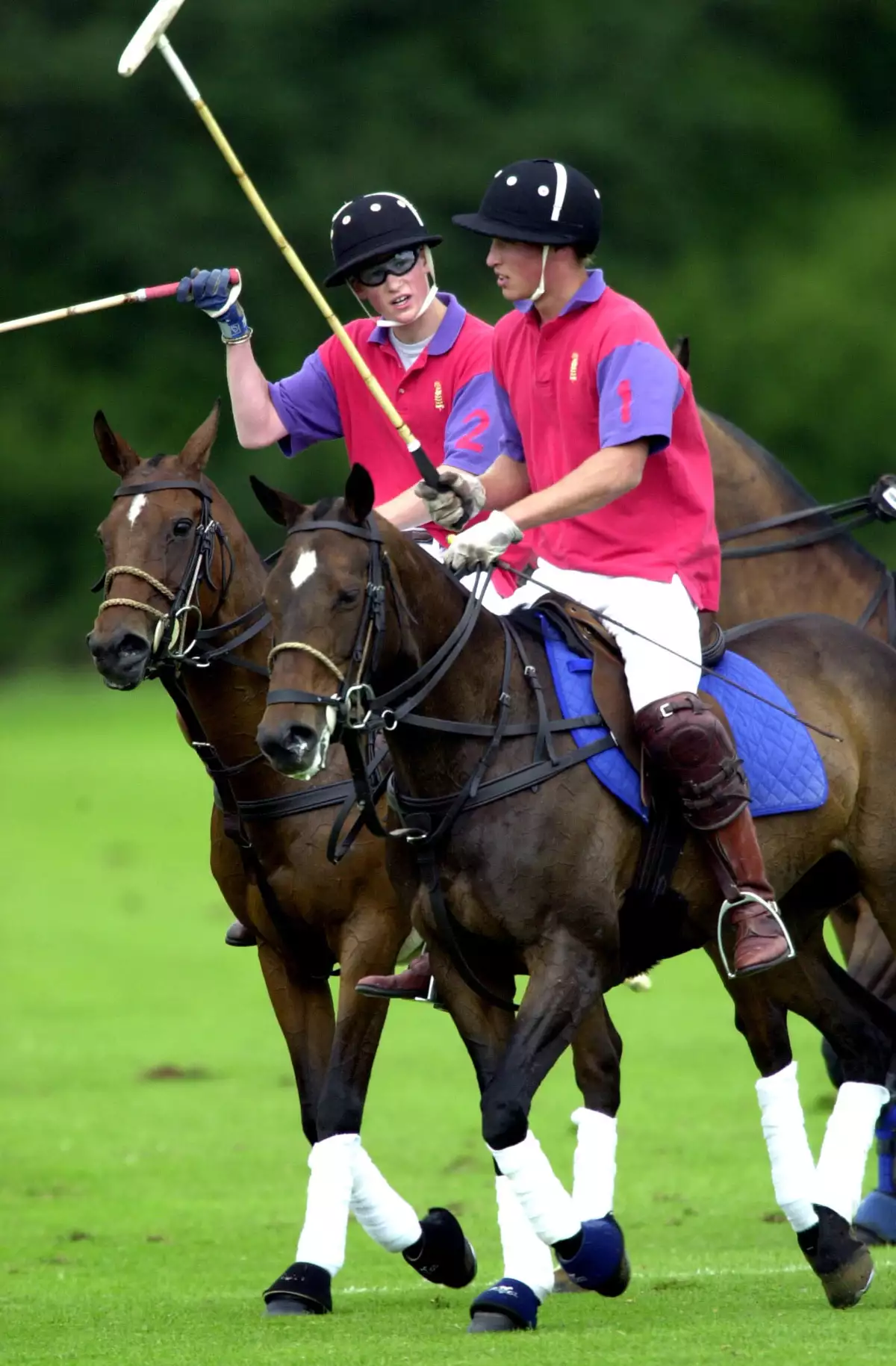 El príncipe Harry practica polo